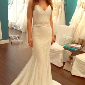 Never worn or altered Jim Hjelm wedding gown